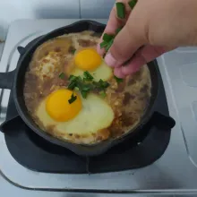 Tambahkan irisan daun kucai. Sajikan dengan nasi hangat. (Jika suka kuning telurnya matang, balik telur).