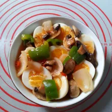 Siram saus di atas telur llu sajikan segera selagi panas.