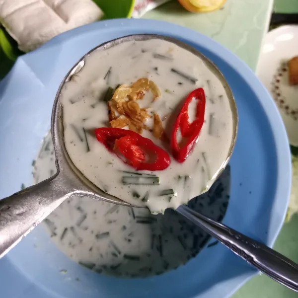 Tuang adonan secukupnya pada cetakan, beri topping udang rebon dan cabai besar merah.