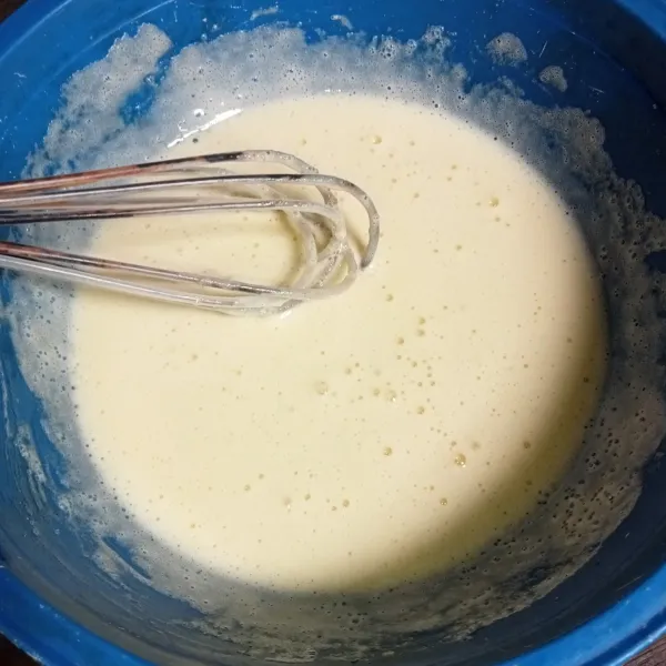 Aduk telur dan gula pasir hingga gula larut.