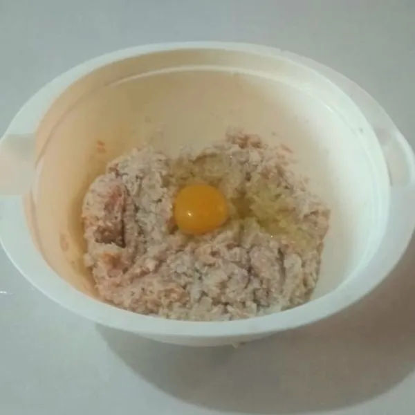 Masukkan terigu, kaldu bubuk, garam, merica bubuk dan gula pasir, aduk rata. Lalu masukkan telur ayam. Aduk rata lagi.