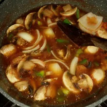 Masukkan paprika dan bawang bombay, aduk sebentar korekai rasa. Terakhir tuang larutan maizena. Masak sampai mendidih dan matikan api.