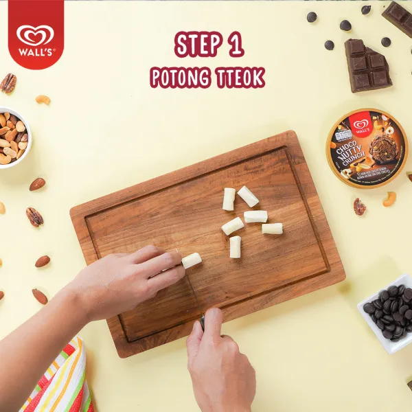 Potong tteok sepanjang 2.5 cm.