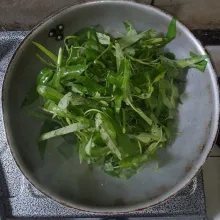 Masukkan kangkung, biarkan menyusut sambil diaduk agar bumbu rata.