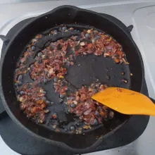 Tambahkan kecap manis, aduk rata. Masak hingga berbuih dan berkaramel.