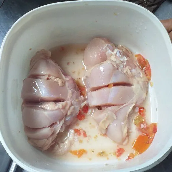 Siiapkan ayam yang sebelumnya telah dimarinasi dengan tomat dan garam. Diamkan setengah jam.