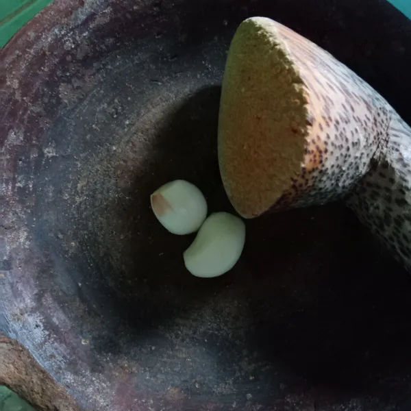 Haluskan bawang putih.