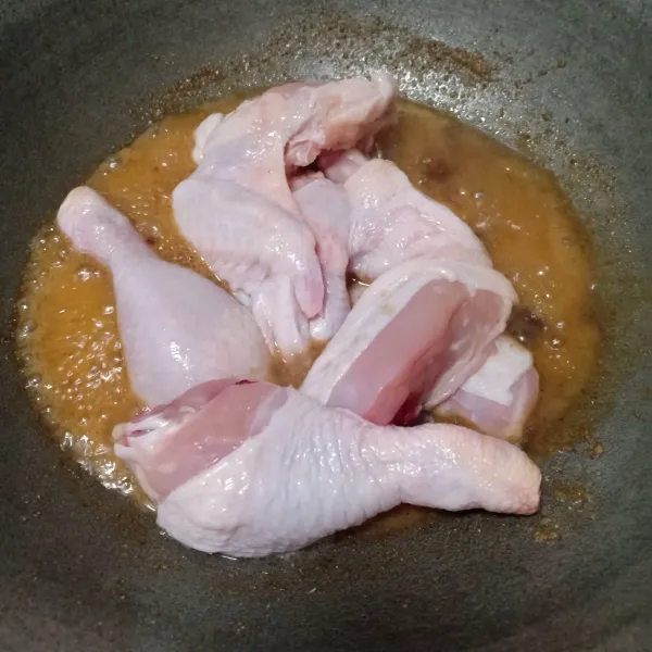 Tambahkan air dan ayam, aduk rata.