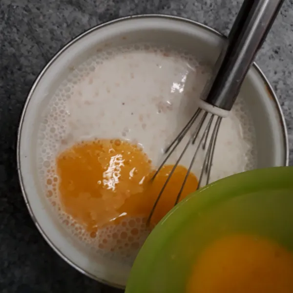 Masukkan telur kocok dan ragi instant lalu aduk rata.