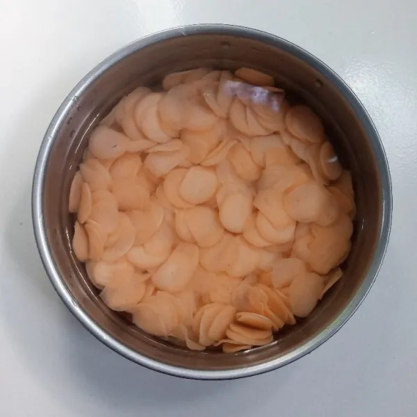 Rendam kerupuk selama 10 menit.