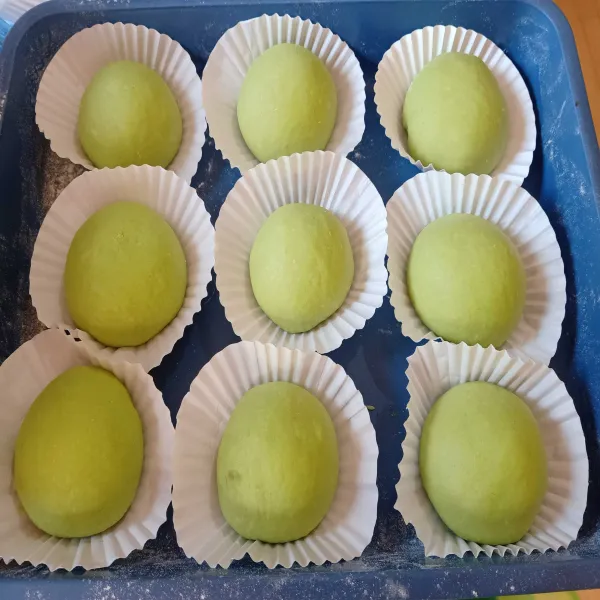 Tata di atas alas bakpao. Lakukan sampai bulatan habis. Kemudian istirahatkan sebentar saja selama 15 menit, bila perlu set alarm, jika suhu di dapur panas. Jika dingin diamkan selama 20 menit. Sesuaikan dengan suhu didapur masing-masing. Sampai adonan terlihat mengembang lagi.