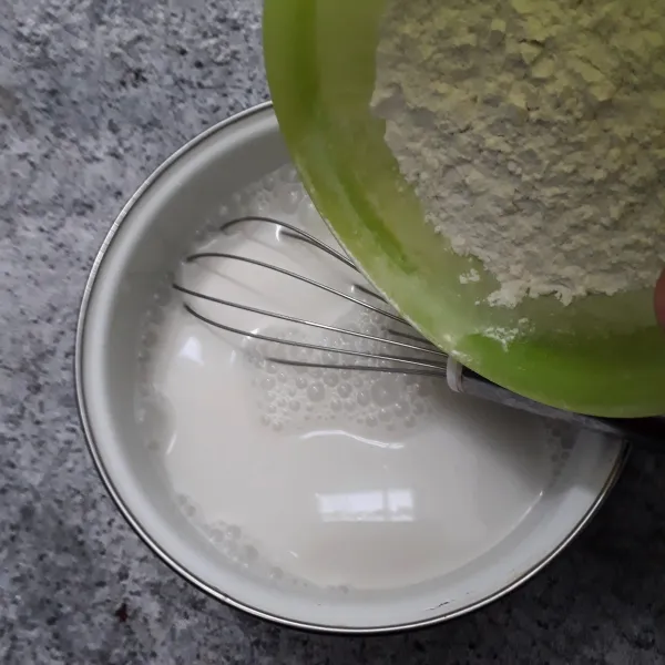 Masukkan tepung dalam larutan santan lalu aduk rata.