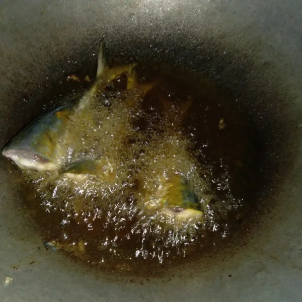 Goreng ikan salem hingga kecoklatan.