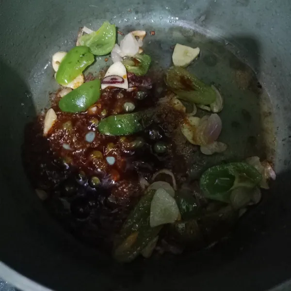 Lalu masukkan kecap manis, aduk rata. Lalu beri air sedikit. Aduk rata, cicipi dan koreksi rasa. Angkat dan sisihkan ke dalam wadah sambal. Lalu siap dihidangkan.