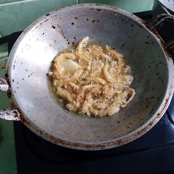 Goreng jamur sampai kuning keemasan, tiriskan.