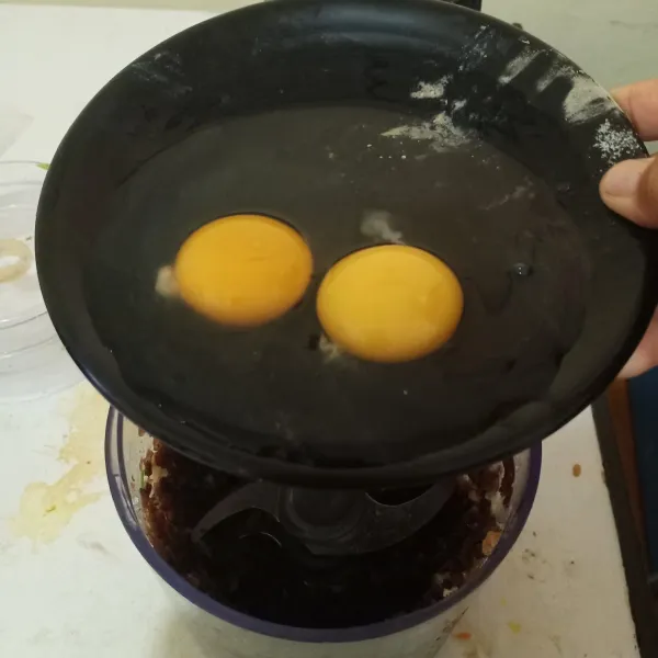 Tambahkan telur.