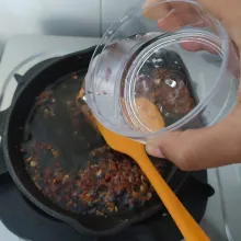 Tambahkan air, aduk rata, masak hingga mendidih.