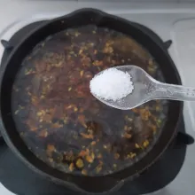 Bumbui dengan garam, gula, merica bubuk dan kaldu jamur. Koreksi rasa.