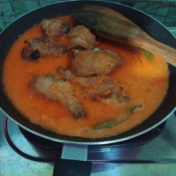 Masukan ayam yang sudah digoreng sebelumnya lalu tambahkan air secukupnya.