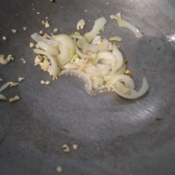 Siapkan bawang putih yang telah dicincang dan bawang bombay yang sudah diiris kemudian tumis hingga harum