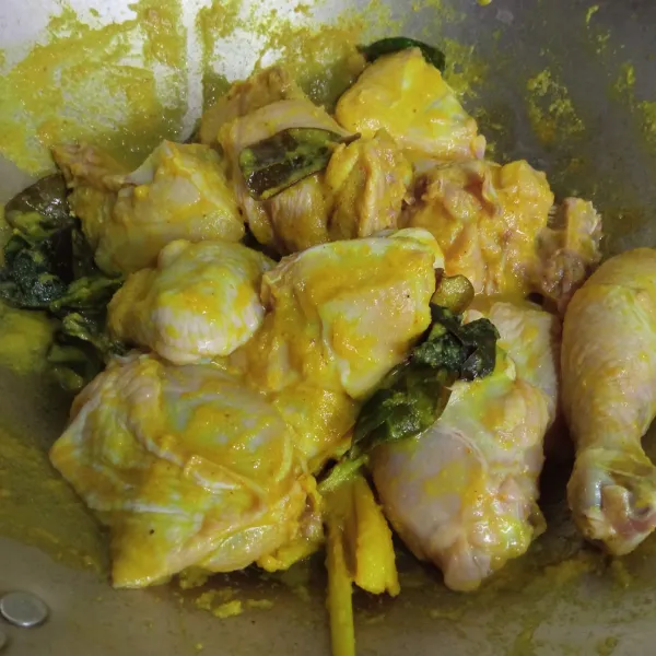 Masukkan ayam, aduk rata hingga ayam berbalur bumbu, masak sambil diaduk hingga ayam berubah warna.