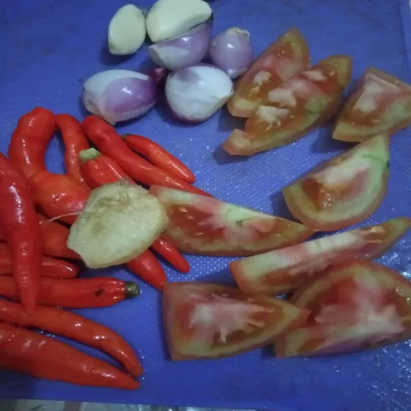 Siapkan bumbu yang akan diblender.