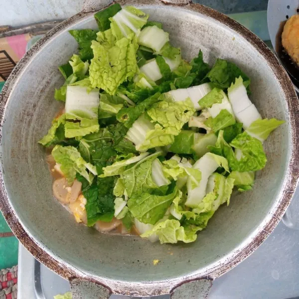 Masukkan sawi putih. Aduk rata. Masak sampai layu.