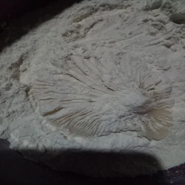 Celupkan jamur tiram ke dalam adonan tepung kering.