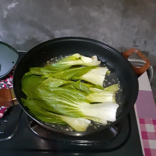 Masukkan pakcoy. Bumbui dengan garam, gula, dan penyedap rasa.