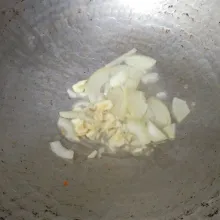 Tumis bawang putih dan bawang bombay hingga harum.