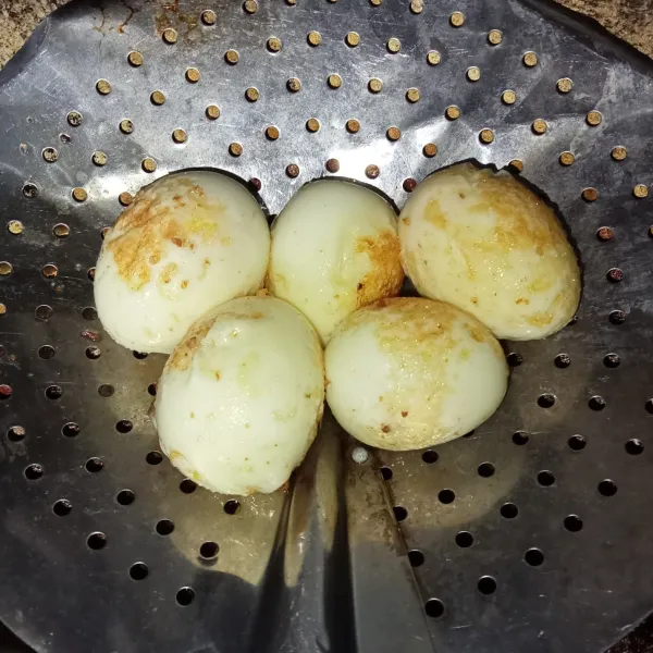 Lalu goreng telur hingga berkulit.