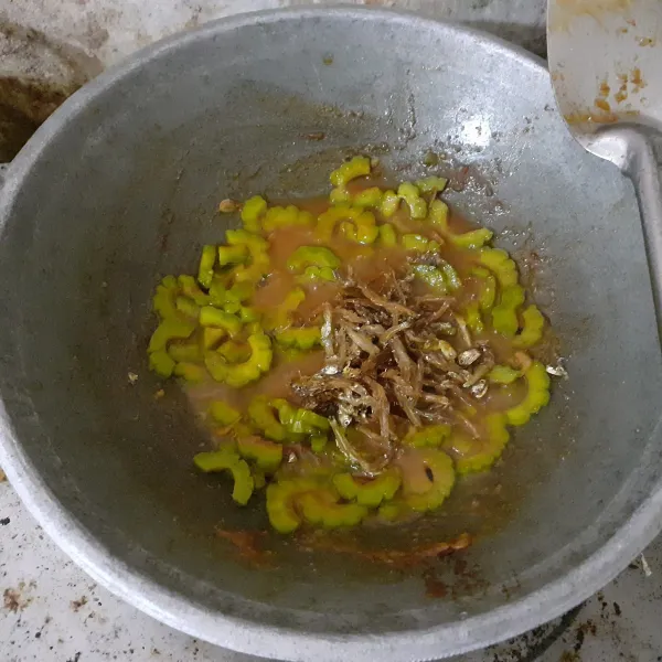 Masukkan teri. Aduk rata. Tambahkan saus tiram dan penyedap rasa. Koreksi rasa. Masak hingga air menyusut.