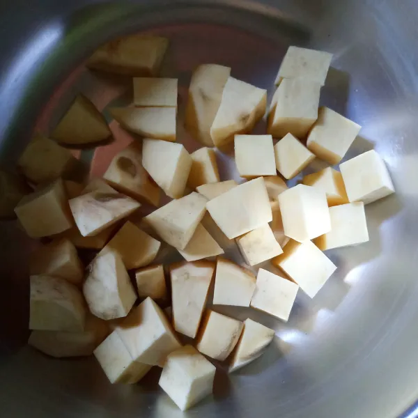 Kupas, cuci dan potong ubi kecil-kecil.