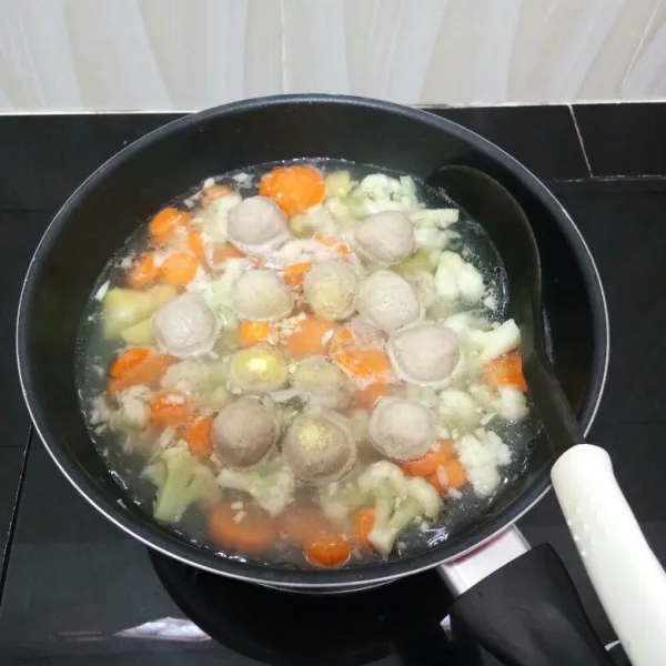 Lalu masukkan bakso sapi, merica bubuk, kaldu bubuk, gula pasir, dan garam. Aduk rata. Masak hingga matang.
