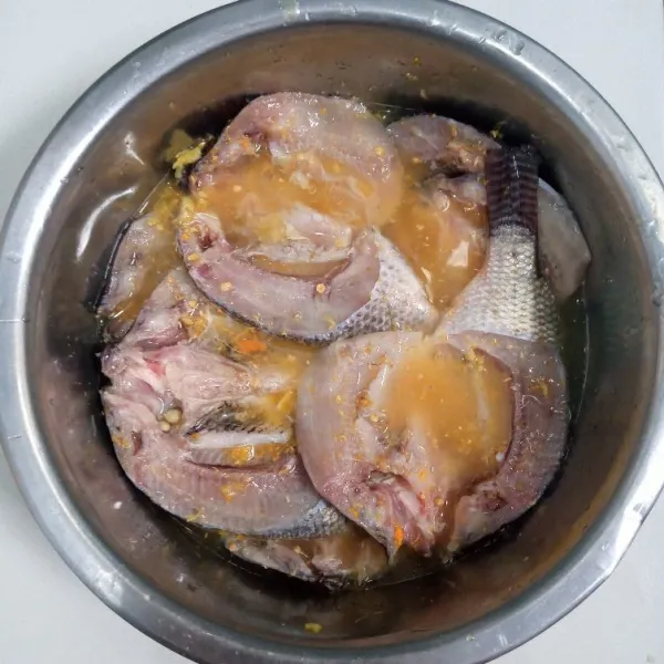 Tambahkan air dan tuang pada ikan. Diamkan selama 15 menit.