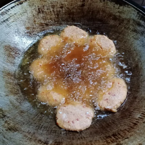 Goreng dalam minyak panas sampai matang.