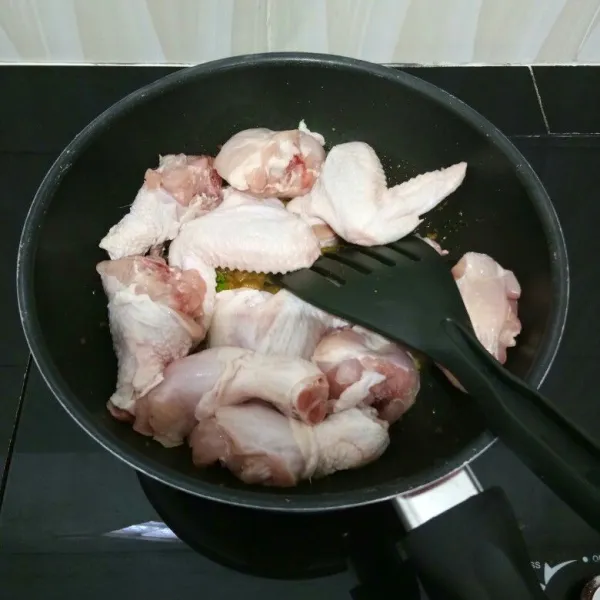 Kemudian masukkan ayam, aduk rata hingga ayam berubah warna.