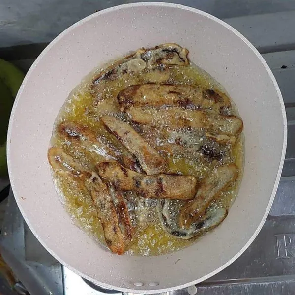 Panaskan minyak,  goreng sale sampai matang sambil dibolak balik. Tunggu sampai berubah warna kuning keemasan.