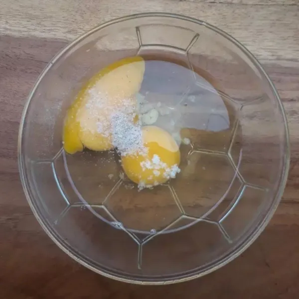 Masukkan telur, garam dan merica bubuk ke dalam mangkuk lalu kocok lepas.