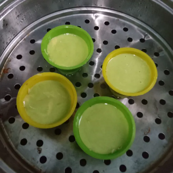 Kukus selama 20 menit sampai matang. Jangan lupa kukusan sudah dipanaskan dulu sebelumnya.