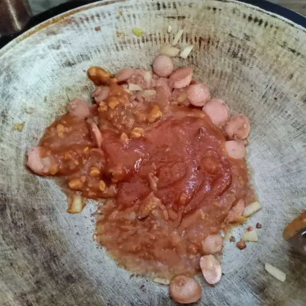 Kemudian masukkan saus bolognese, saus sambal, garam, kaldu jamur, dan lada bubuk. Aduk rata, koreksi rasa. Angkat.