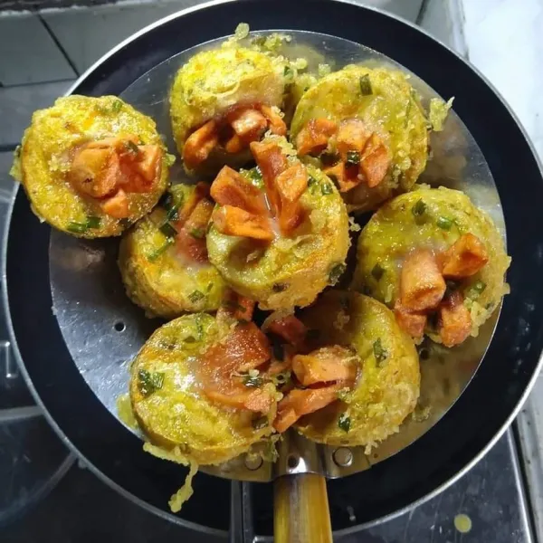 Angkat, tiriskan dan sajikan.