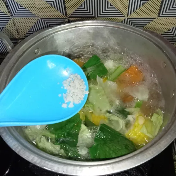 Bumbui dengan garam, lada bubuk, gula pasir dan kaldu jamur. Icip rasanya dan siap disajikan.