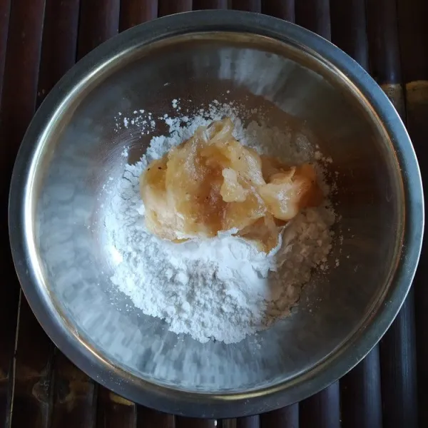 Ketika adonan masih hangat, masukkan kedalam tepung tapioka kering sambil ditekan-tekan.