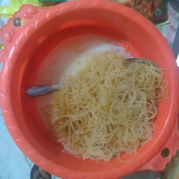 Campurkan bihun dengan saos tiram, kecap asin dan kecap manis. Aduk rata