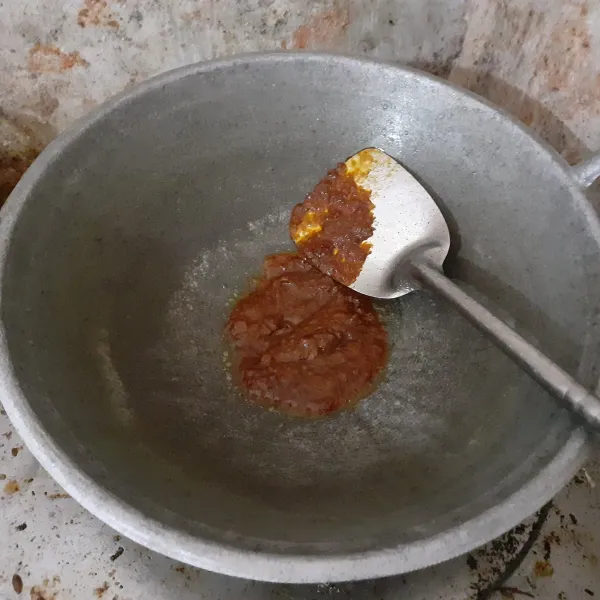 Tumis bumbu halus dengan sedikit minyak hingga harum.