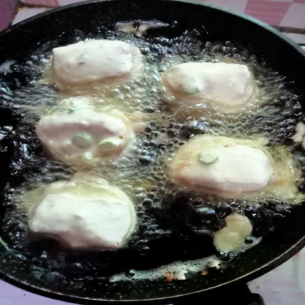 Kemudian goreng di minyak panas sampai kulit adonan kering.