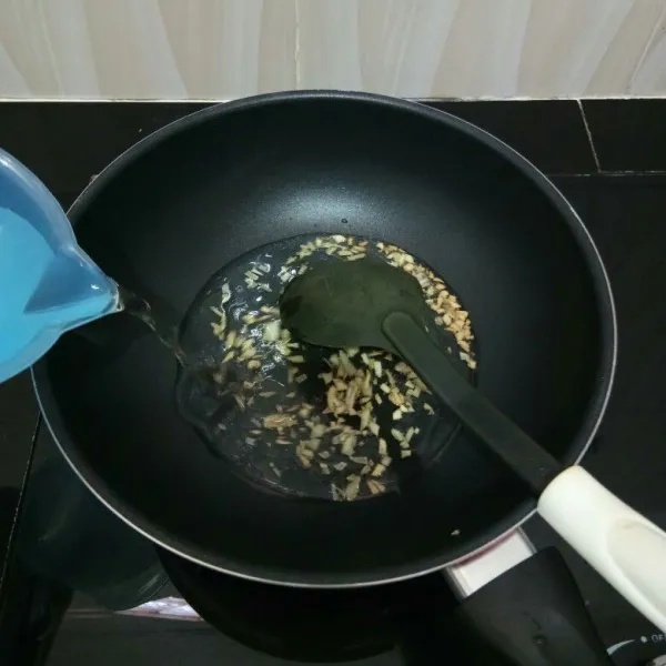 Lalu masukkan air. Masak hingga mendidih.