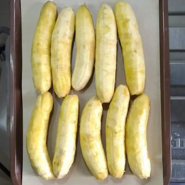 Siapkan pisang lalu kupas