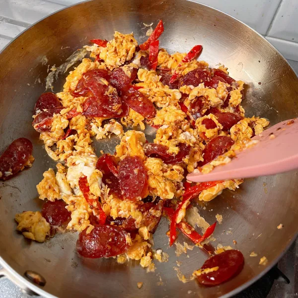 Pecahkan telur, tambahkan garam dan orak-arik sebentar.